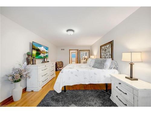 22 Caswell Drive, Hamilton, ON - Indoor Photo Showing Bedroom