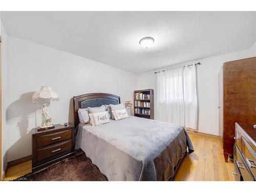 22 Caswell Drive, Hamilton, ON - Indoor Photo Showing Bedroom