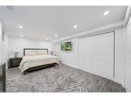 22 Caswell Drive, Hamilton, ON - Indoor Photo Showing Bedroom