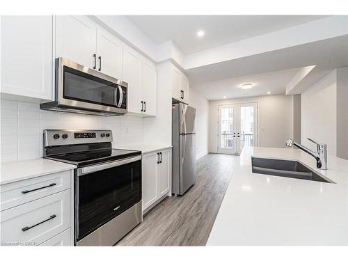 8-99 Roger Street, Waterloo, ON - Indoor Photo Showing Kitchen With Double Sink With Upgraded Kitchen