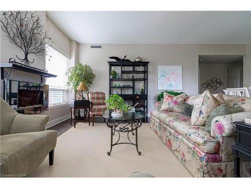 305-3497 Upper Middle Road, Burlington, ON - Indoor Photo Showing Living Room