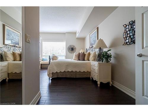 305-3497 Upper Middle Road, Burlington, ON - Indoor Photo Showing Bedroom