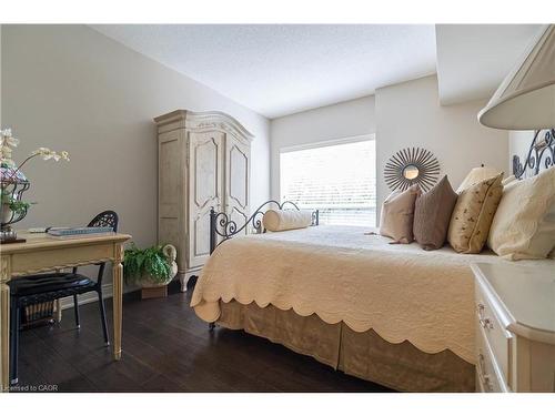 305-3497 Upper Middle Road, Burlington, ON - Indoor Photo Showing Bedroom