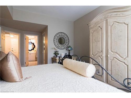 305-3497 Upper Middle Road, Burlington, ON - Indoor Photo Showing Bedroom