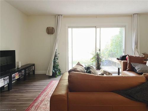 340 Pioneer Drive, Kitchener, ON - Indoor Photo Showing Living Room