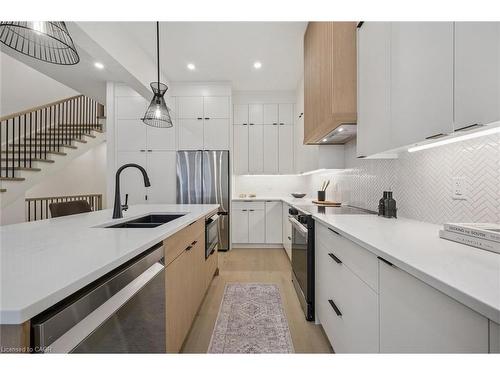 548 Peach Blossom Court, Kitchener, ON - Indoor Photo Showing Kitchen With Double Sink With Upgraded Kitchen