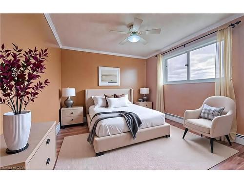 406-400 Champlain Boulevard, Cambridge, ON - Indoor Photo Showing Bedroom