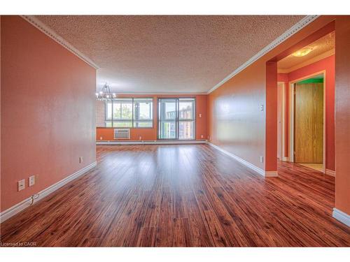 406-400 Champlain Boulevard, Cambridge, ON - Indoor Photo Showing Other Room