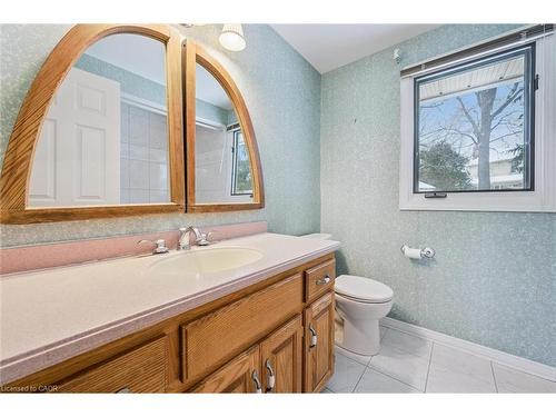 18 Woodview Court, Kitchener, ON - Indoor Photo Showing Bathroom