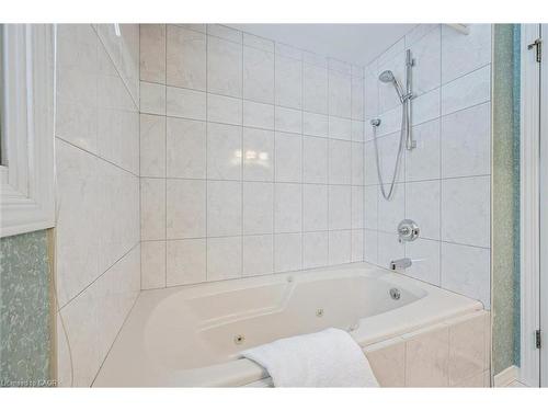 18 Woodview Court, Kitchener, ON - Indoor Photo Showing Bathroom
