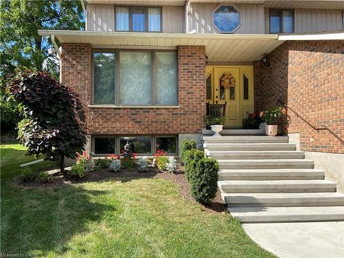 18 Woodview Court, Kitchener, ON - Outdoor