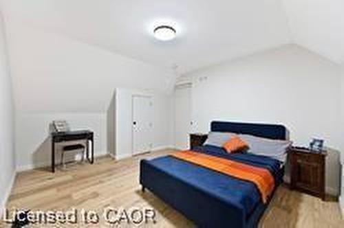 23 Melbourne Street, Hamilton, ON - Indoor Photo Showing Bedroom