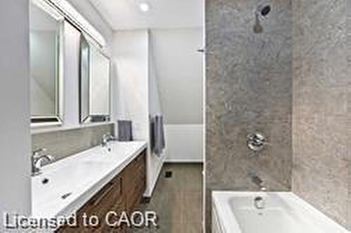 23 Melbourne Street, Hamilton, ON - Indoor Photo Showing Bathroom