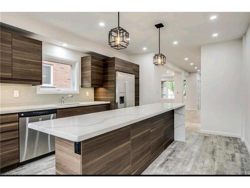 23 Melbourne Street, Hamilton, ON - Indoor Photo Showing Kitchen With Upgraded Kitchen