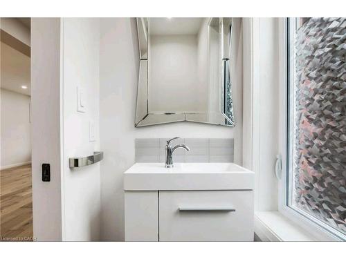 23 Melbourne Street, Hamilton, ON - Indoor Photo Showing Bathroom