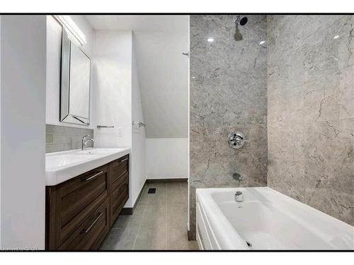 23 Melbourne Street, Hamilton, ON - Indoor Photo Showing Bathroom