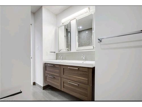 23 Melbourne Street, Hamilton, ON - Indoor Photo Showing Bathroom