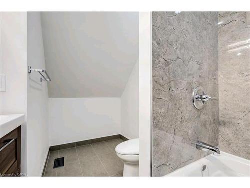 23 Melbourne Street, Hamilton, ON - Indoor Photo Showing Bathroom