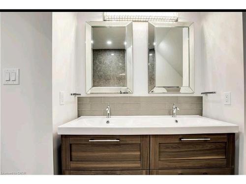 23 Melbourne Street, Hamilton, ON - Indoor Photo Showing Bathroom