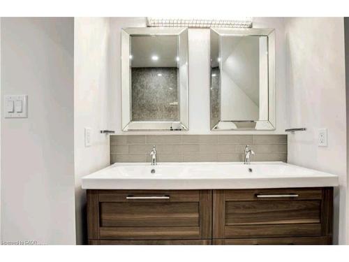 23 Melbourne Street, Hamilton, ON - Indoor Photo Showing Bathroom