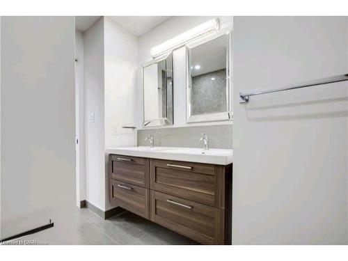 23 Melbourne Street, Hamilton, ON - Indoor Photo Showing Bathroom
