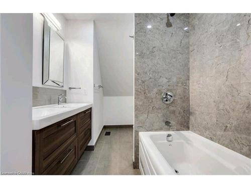 23 Melbourne Street, Hamilton, ON - Indoor Photo Showing Bathroom