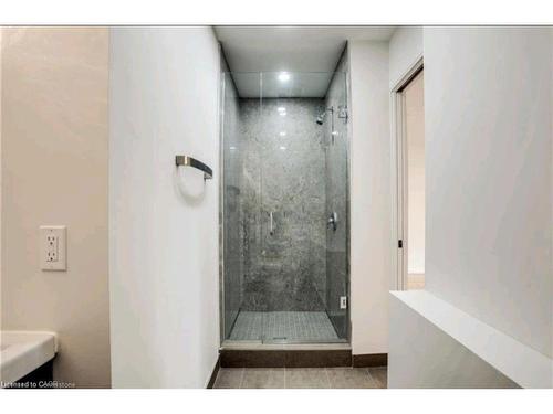 23 Melbourne Street, Hamilton, ON - Indoor Photo Showing Bathroom