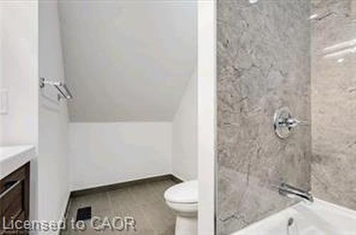 23 Melbourne Street, Hamilton, ON - Indoor Photo Showing Bathroom