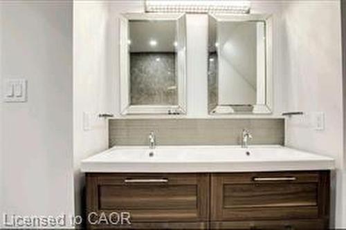 23 Melbourne Street, Hamilton, ON - Indoor Photo Showing Bathroom