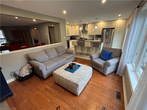 111 Duncairn Crescent, Hamilton, ON - Indoor Photo Showing Living Room