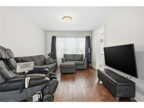 34 Balsam Avenue N, Hamilton, ON - Indoor Photo Showing Living Room