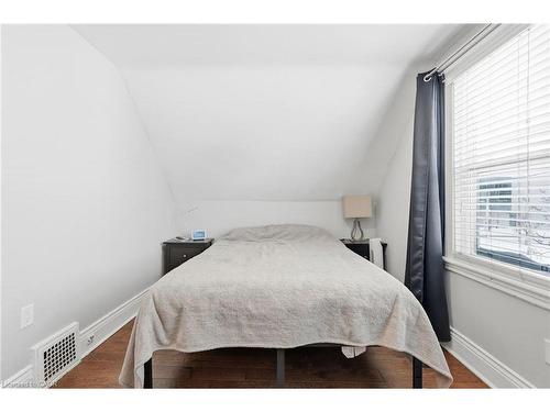 34 Balsam Avenue N, Hamilton, ON - Indoor Photo Showing Bedroom