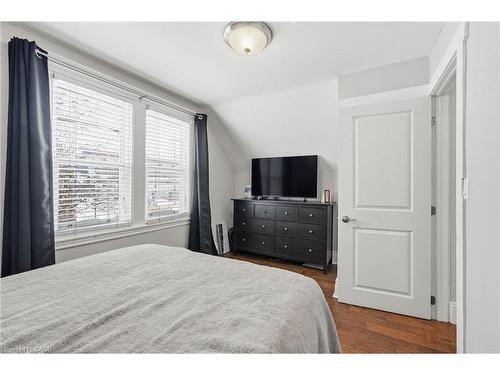 34 Balsam Avenue N, Hamilton, ON - Indoor Photo Showing Bedroom