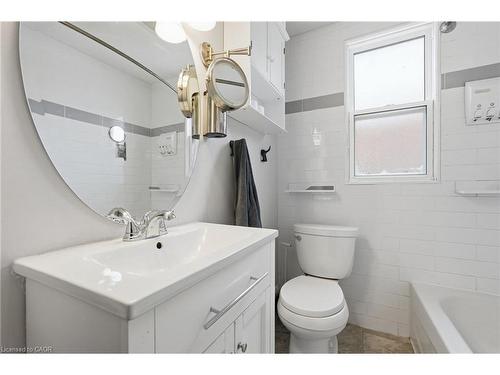 34 Balsam Avenue N, Hamilton, ON - Indoor Photo Showing Bathroom