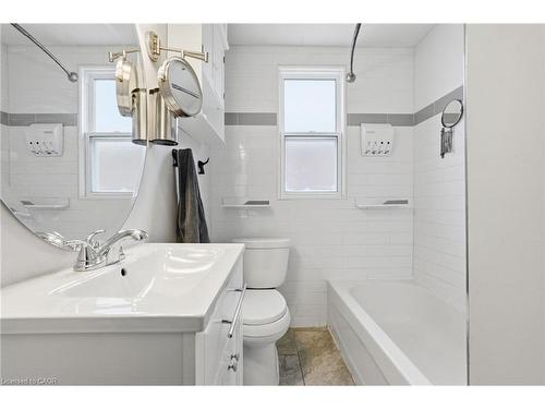 34 Balsam Avenue N, Hamilton, ON - Indoor Photo Showing Bathroom