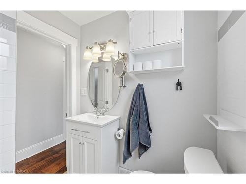 34 Balsam Avenue N, Hamilton, ON - Indoor Photo Showing Bathroom