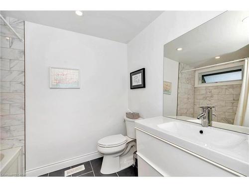 24 Darlington Drive, Hamilton, ON - Indoor Photo Showing Bathroom
