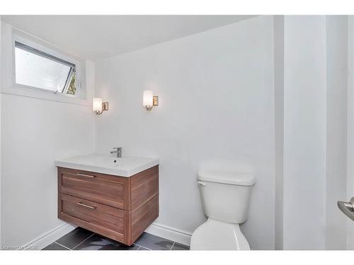 24 Darlington Drive, Hamilton, ON - Indoor Photo Showing Bathroom