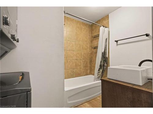218 East 8Th Street, Hamilton, ON - Indoor Photo Showing Bathroom