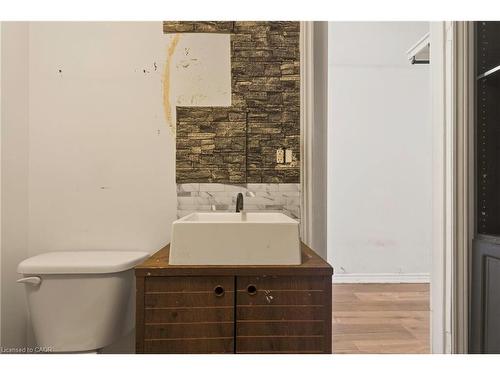 218 East 8Th Street, Hamilton, ON - Indoor Photo Showing Bathroom