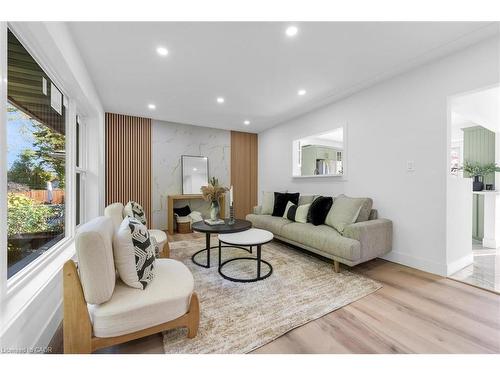 39 Grandfield Street, Hamilton, ON - Indoor Photo Showing Living Room