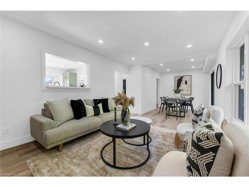 39 Grandfield Street, Hamilton, ON - Indoor Photo Showing Living Room
