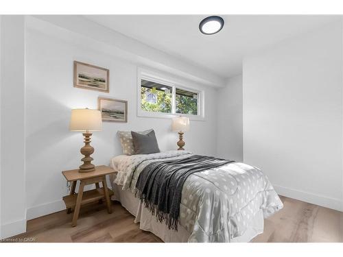 39 Grandfield Street, Hamilton, ON - Indoor Photo Showing Bedroom