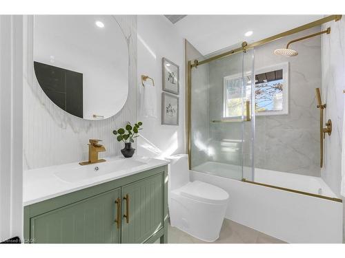 39 Grandfield Street, Hamilton, ON - Indoor Photo Showing Bathroom