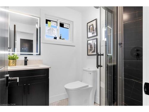 39 Grandfield Street, Hamilton, ON - Indoor Photo Showing Bathroom