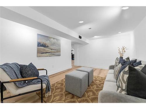 39 Grandfield Street, Hamilton, ON - Indoor Photo Showing Living Room