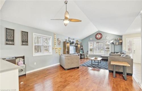 996 Beach Boulevard, Hamilton, ON - Indoor Photo Showing Living Room