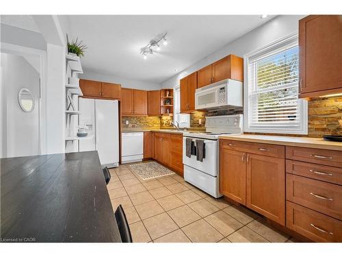 541 Courtland Avenue E, Kitchener, ON - Indoor Photo Showing Kitchen
