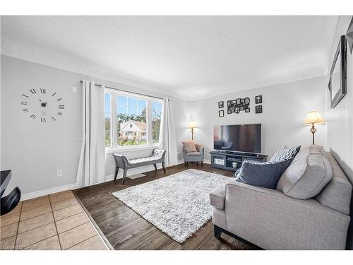 541 Courtland Avenue E, Kitchener, ON - Indoor Photo Showing Living Room