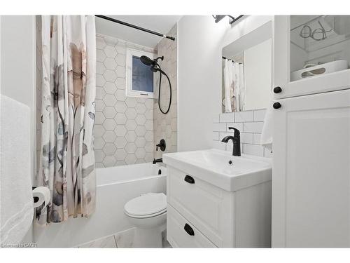 80 Province Street N, Hamilton, ON - Indoor Photo Showing Bathroom